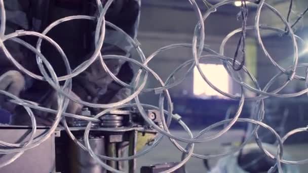 Руки рабочего, производящего металлическую сетку на заводе — стоковое видео