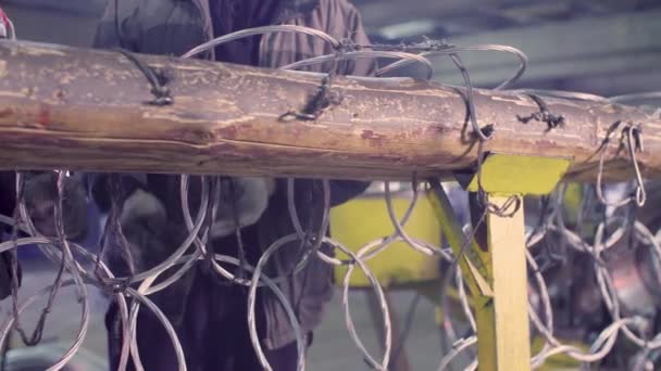 工場で金網を製造認識できない労働者 — ストック動画