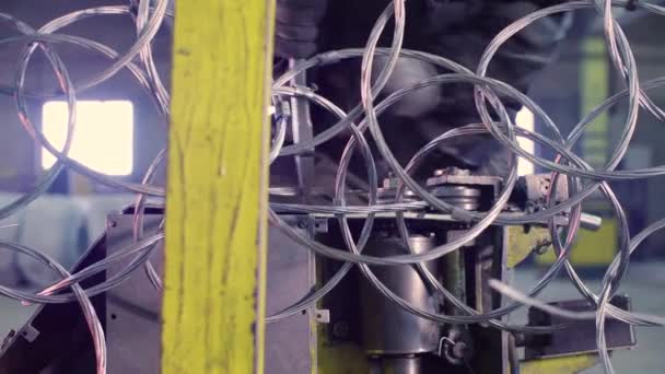 Mãos de um trabalhador que fabrica rede metálica na fábrica — Vídeo de Stock
