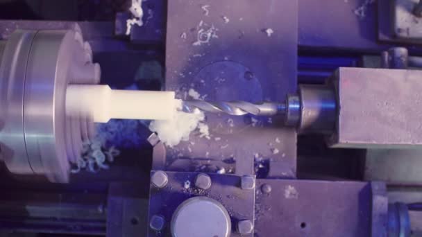 Cnc boren machine op een fabriek werken — Stockvideo