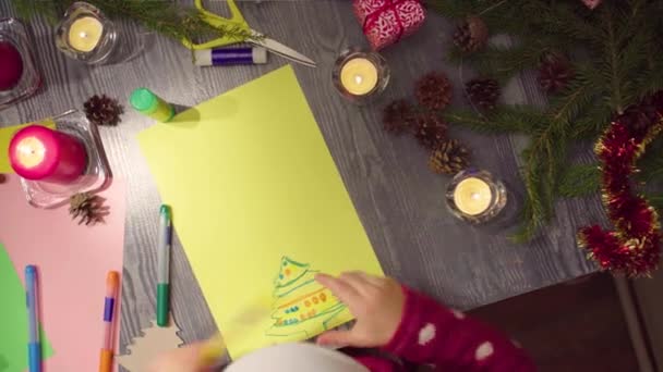 Niñas manos dibujando un árbol de Navidad — Vídeos de Stock