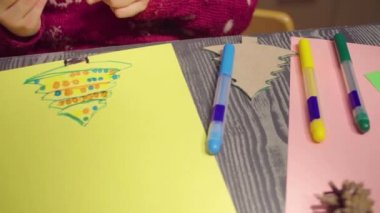 Bir Noel ağacı çizim küçük kız elleri