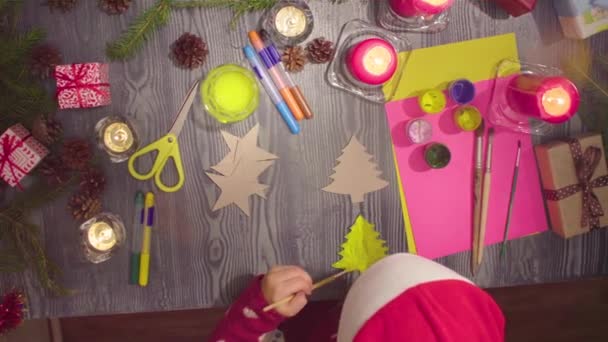 Niñas manos pintando un árbol de Navidad — Vídeos de Stock