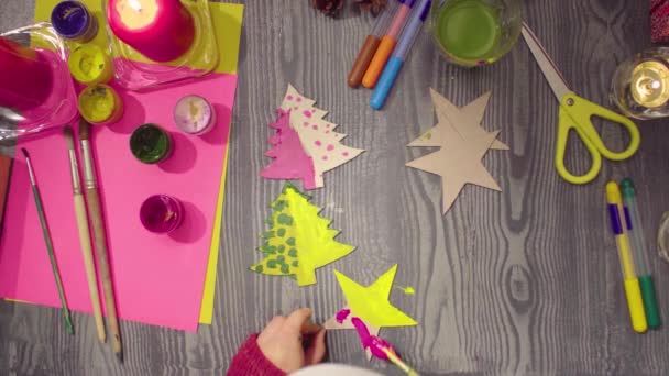 Küçük kızlar elinde bir karton boyama yıldız — Stok video