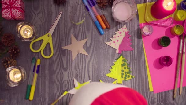 Küçük kızlar elinde bir karton boyama yıldız — Stok video