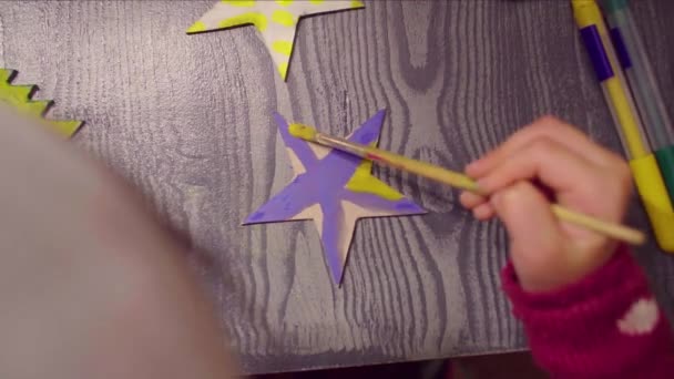 Κοριτσάκια χέρια ζωγραφική ένα χαρτόνι αστέρια — Αρχείο Βίντεο