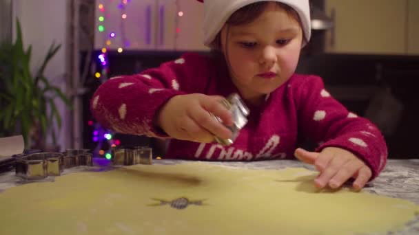 Menina esculpe biscoitos de Natal — Vídeo de Stock