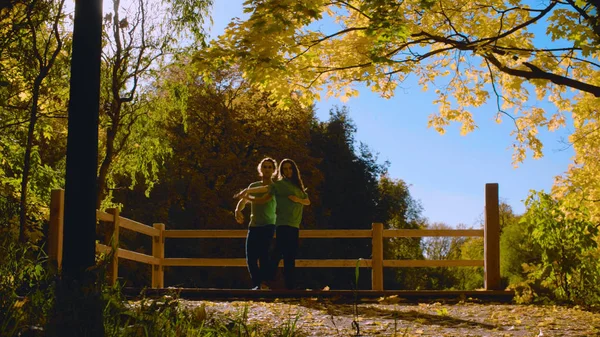 Jeune couple dansant sur le pont du parc — Photo