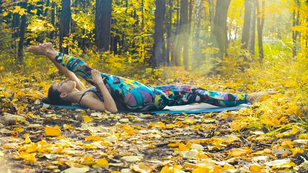 Joven hermosa mujer haciendo ejercicios coreográficos en el bosque de otoño — Foto de Stock