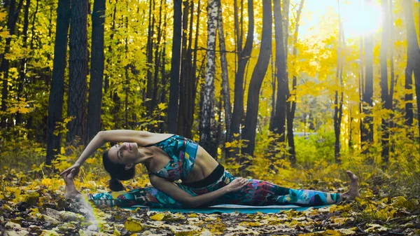 Joven hermosa mujer haciendo ejercicios coreográficos en el bosque de otoño — Foto de Stock