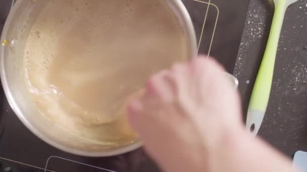 Mani di un pasticciere mescolando zucchero fuso e latte nella padella — Video Stock