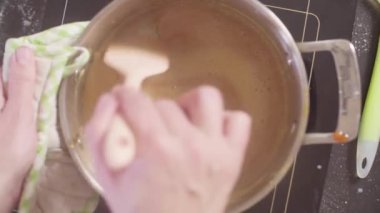 Karamel pişirme pudra elinde