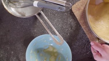 Elinde bir pudra krem karamel pişirme