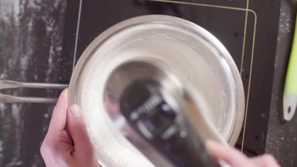 Tangan dari makanan manis memasak meringue swiss — Stok Video