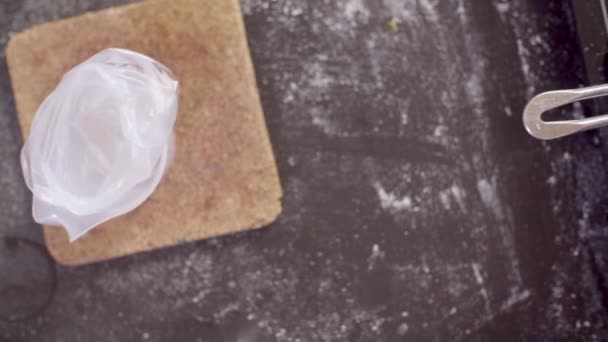 Manos de un pastelero cocinando merengue suizo — Vídeo de stock