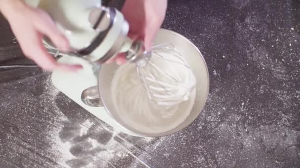 Cerrar Las Manos Chef Pastelería Comprobando Crema Batida — Vídeo de stock