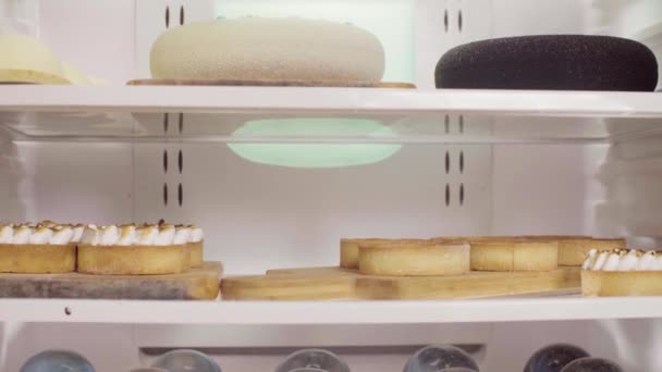 Hazır kek ile vitrin — Stok video