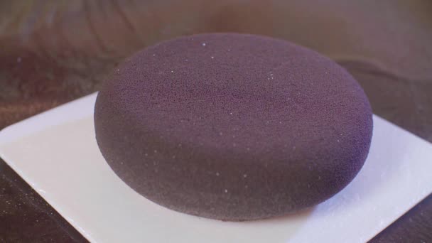 Cooking cake with black velour coating — Stock Video