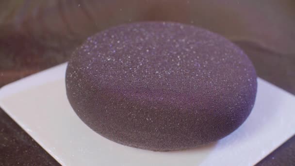 Приготування торта з чорним велюровим покриттям — стокове відео