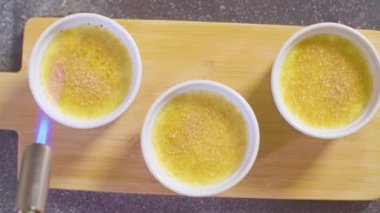 Elinde bir pudra karamel erime