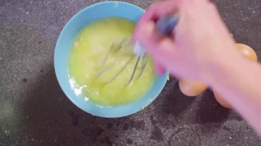 Elinde bir pudra şekeri ve yumurta limon suyu için ekleme