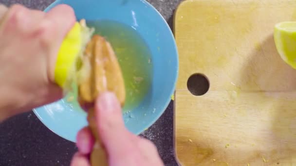 Mani di un pasticcere che spremono il succo da limoni — Video Stock