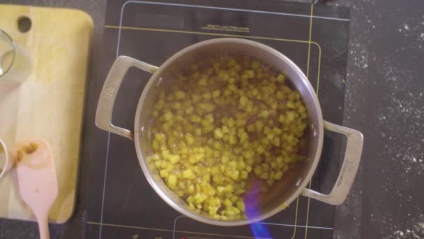 Händerna på en sockerbagare matlagning apple flambe — Stockvideo