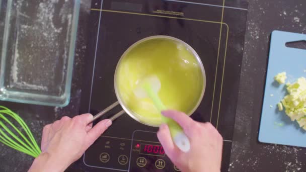 Tangan dari permen memasak dadih lemon — Stok Video