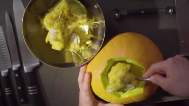 Le mani femminili intagliano da una zucca Jack-o-lanterna per celebrazione di Halloween — Video Stock