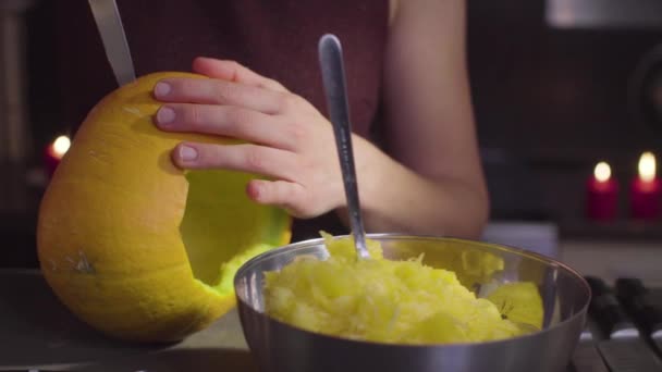 Le mani femminili intagliano da una zucca Jack-o-lanterna per celebrazione di Halloween — Video Stock