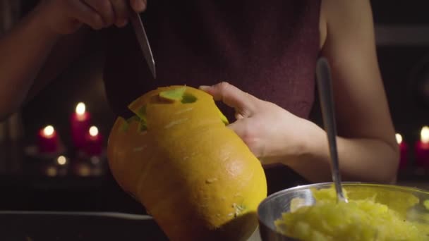 Vrouwelijke handen kerft van een pompoen Jack-o-lantaarn voor Halloween-feest — Stockvideo