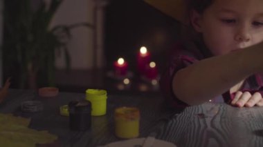 Yarasa boyama kız. Cadılar Bayramı kutlama için hazırlanıyor