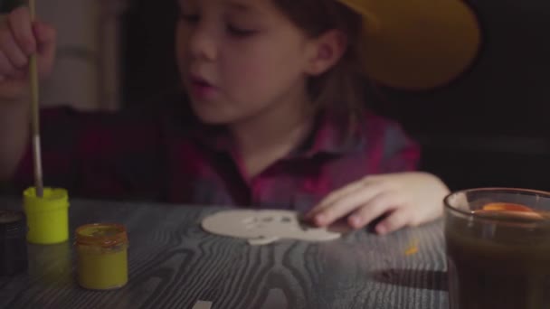 La chica pintando la calabaza. Preparándose para la celebración de Halloween — Vídeo de stock