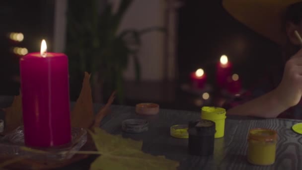Kabak boyama kız. Cadılar Bayramı kutlama için hazırlanıyor — Stok video