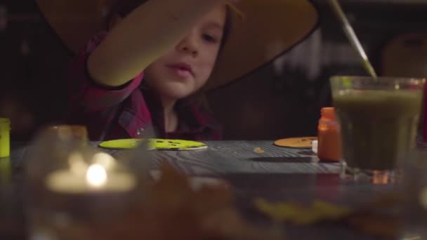 The girl painting the pumpkin. Preparing for the celebration of Halloween — Stock Video