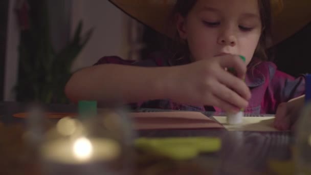 Kız kartları yapıştırıcılar. Cadılar Bayramı kutlama için hazırlanıyor — Stok video