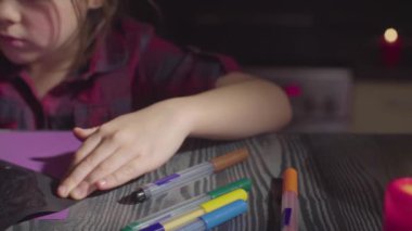 Kız kartları yapıştırıcılar. Cadılar Bayramı kutlama için hazırlanıyor