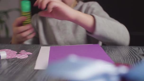 Κορίτσια τα χέρια μηχάνημα κολλήματος χάρτινων μια κάρτα. Ημέρα του Αγίου Βαλεντίνου — Αρχείο Βίντεο