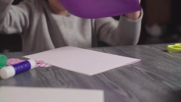 Les filles collent une carte. Saint Valentin — Video