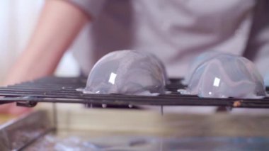 Hayalar dondurulmuş krema ile sıcak ayna sır dökülür, kılavuz üzerinde