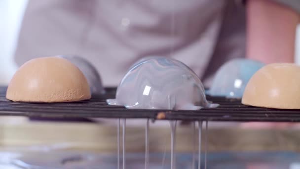 Feche Mãos Chef Pastelaria Derramando Esmalte Espelho Quente Sobre Bolas — Vídeo de Stock