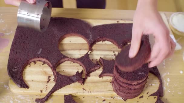 Τα χέρια του σεφ ζαχαροπλαστικής αποκόψει στρογγυλό κέικ από σοκολάτα ζύμη — Αρχείο Βίντεο