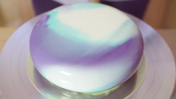 Gâteau glacé miroir multicolore prêt à l'emploi tourne — Video