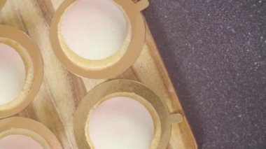 Masada hazır Beyaz kadife kaplama kek vardır