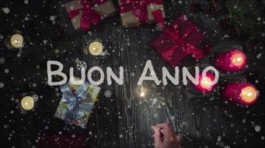 Animasyon Buon Anno - İtalyan, kadın el bir maytap tutarak mutlu yeni yıl