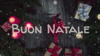 Animasyon Buon Natale - İtalyanca, Merry Christmas beyaz harfler ve kırmızı mumlar
