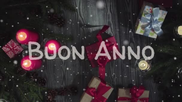 Animatie Buon Anno 2019 - Gelukkig Nieuwjaar in de Italiaanse taal, witte letters en rode kaarsen — Stockvideo