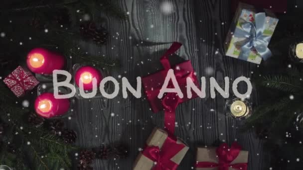 Animatie Buon Anno - gelukkig Nieuwjaar in het Italiaans, witte letters en rode kaarsen — Stockvideo