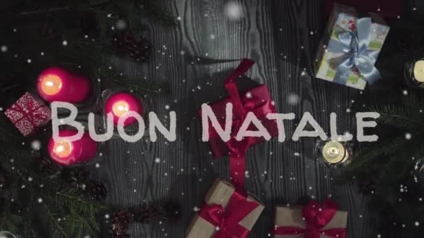 Animation buon natale - frohe Weihnachten in italienisch, weißen Lettern und roten Kerzen — Stockvideo