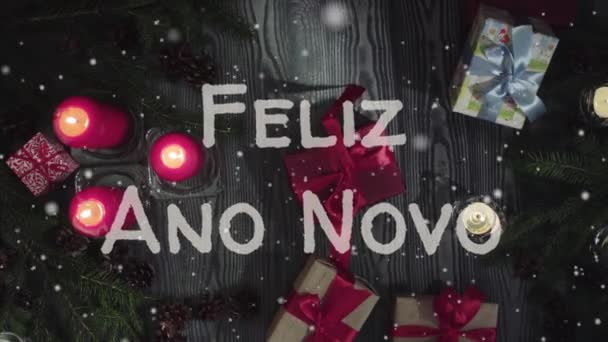 Animación Feliz Ano Novo - Feliz Año Nuevo en lengua portuguesa, letras blancas, velas rojas y regalos — Vídeos de Stock